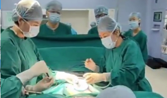 妇科医院王海琳院长操纵第四代达芬奇手术机器人完成陕西省单孔手术首秀